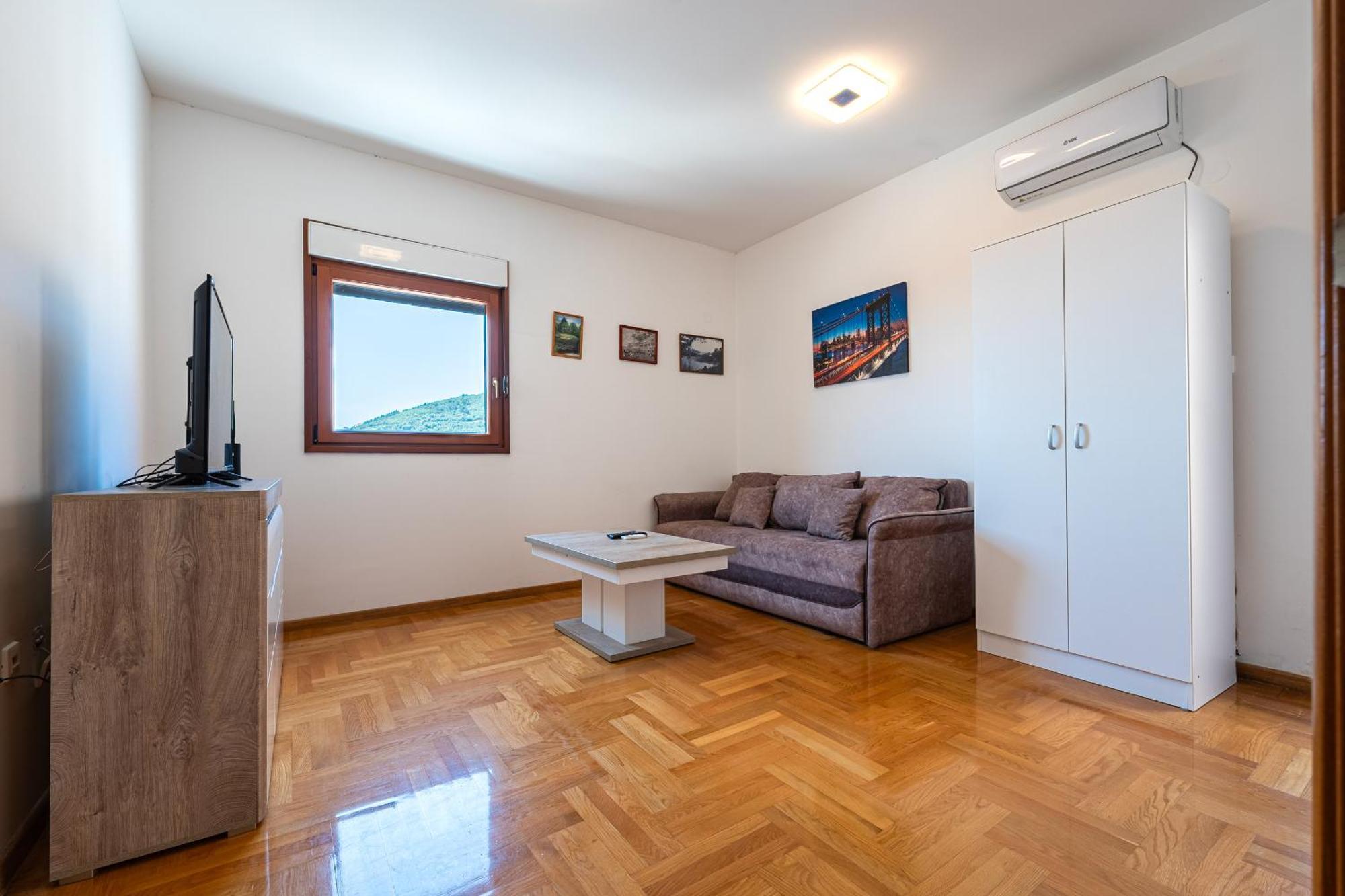 Cozy With Terrace Apartment Budva