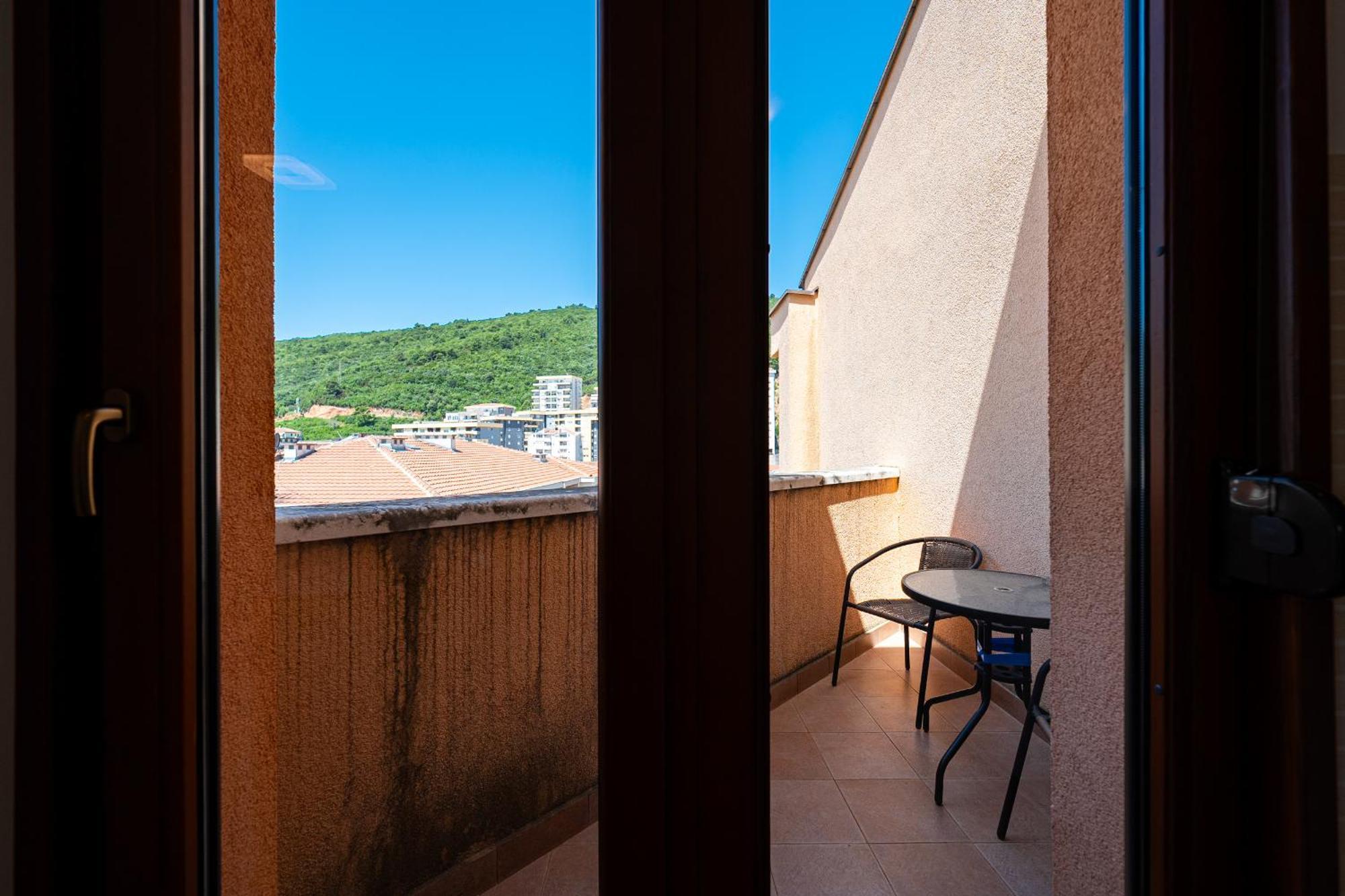 Apartment Cozy With Terrace Budva